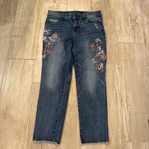 WHBM Embroidered Straight Crop Jeans Women’s Size 4 Mid Rise Frayed Hems Floral